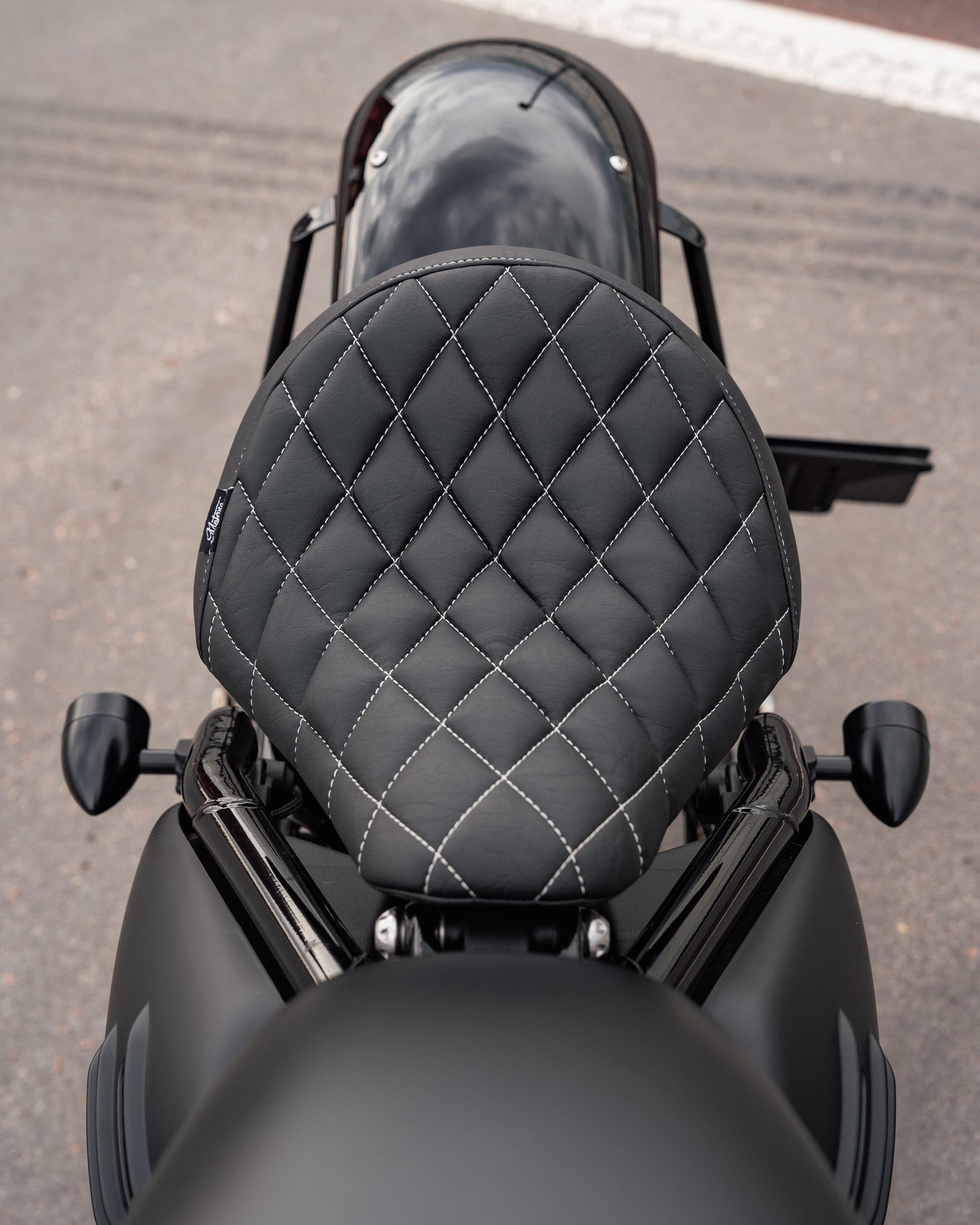 Motone King Cobra - Full Diamond Stitch - Triumph Bobber / Bobber Black