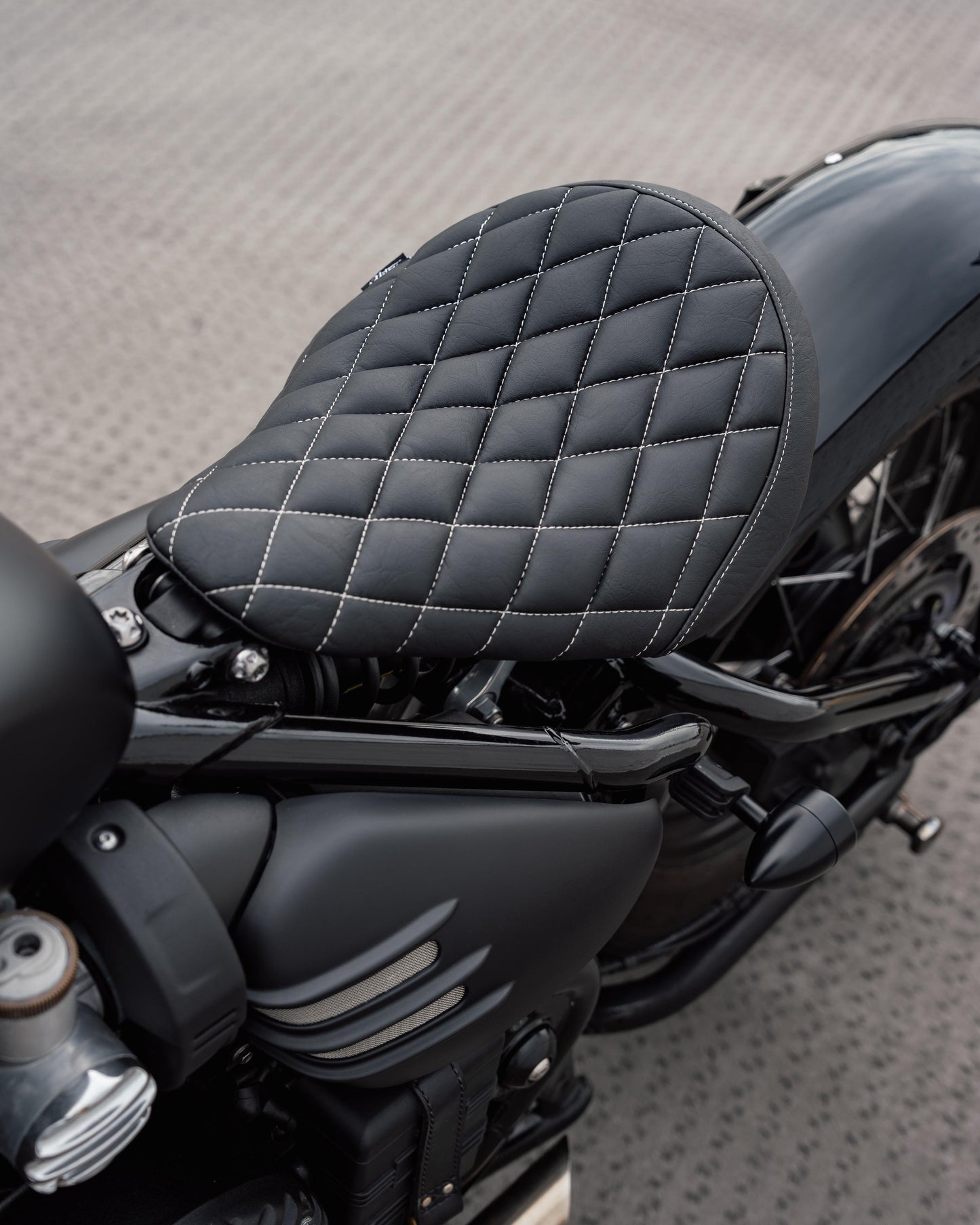 Motone King Cobra - Full Diamond Stitch - Triumph Bobber / Bobber Black