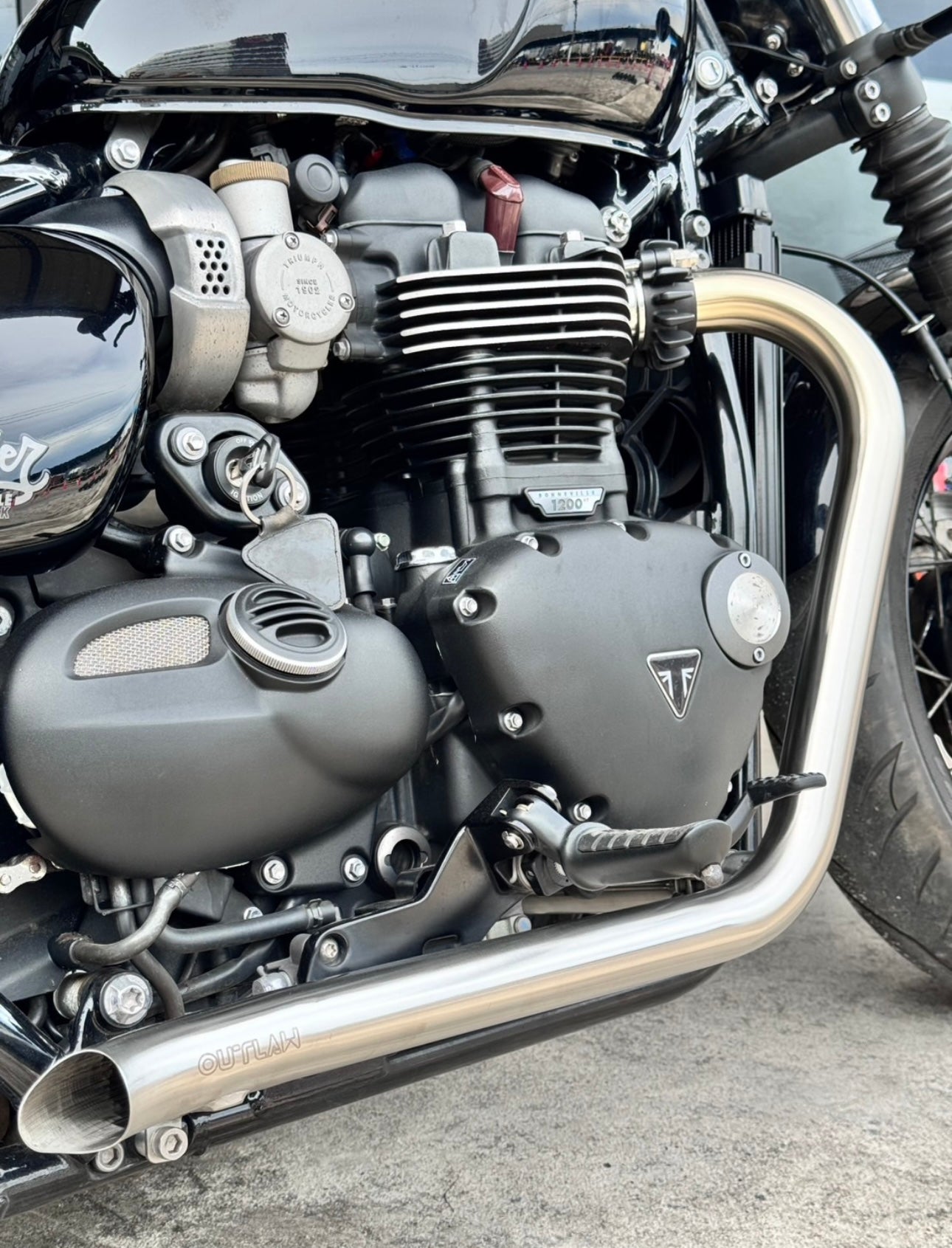 Bella Garage Outlaw Drag Pipes - Triumph Bobber