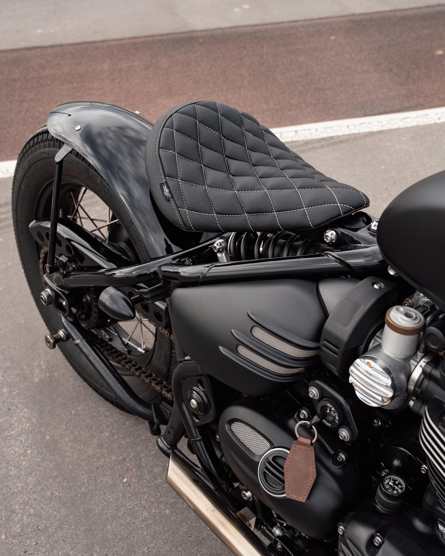 Motone King Cobra - Full Diamond Stitch - Triumph Bobber / Bobber Black