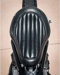 Motone King Cobra - Vertical Ribs - Triumph Bobber / Bobber Black