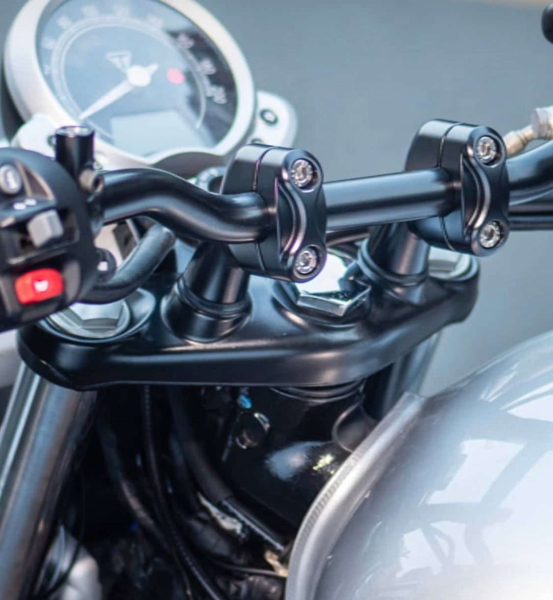 Motone Up-And-Over Handlebar Risers for 1 1/8” 28.6MM bars - Triumph Speed Twin, 2019+ Street Scrambler