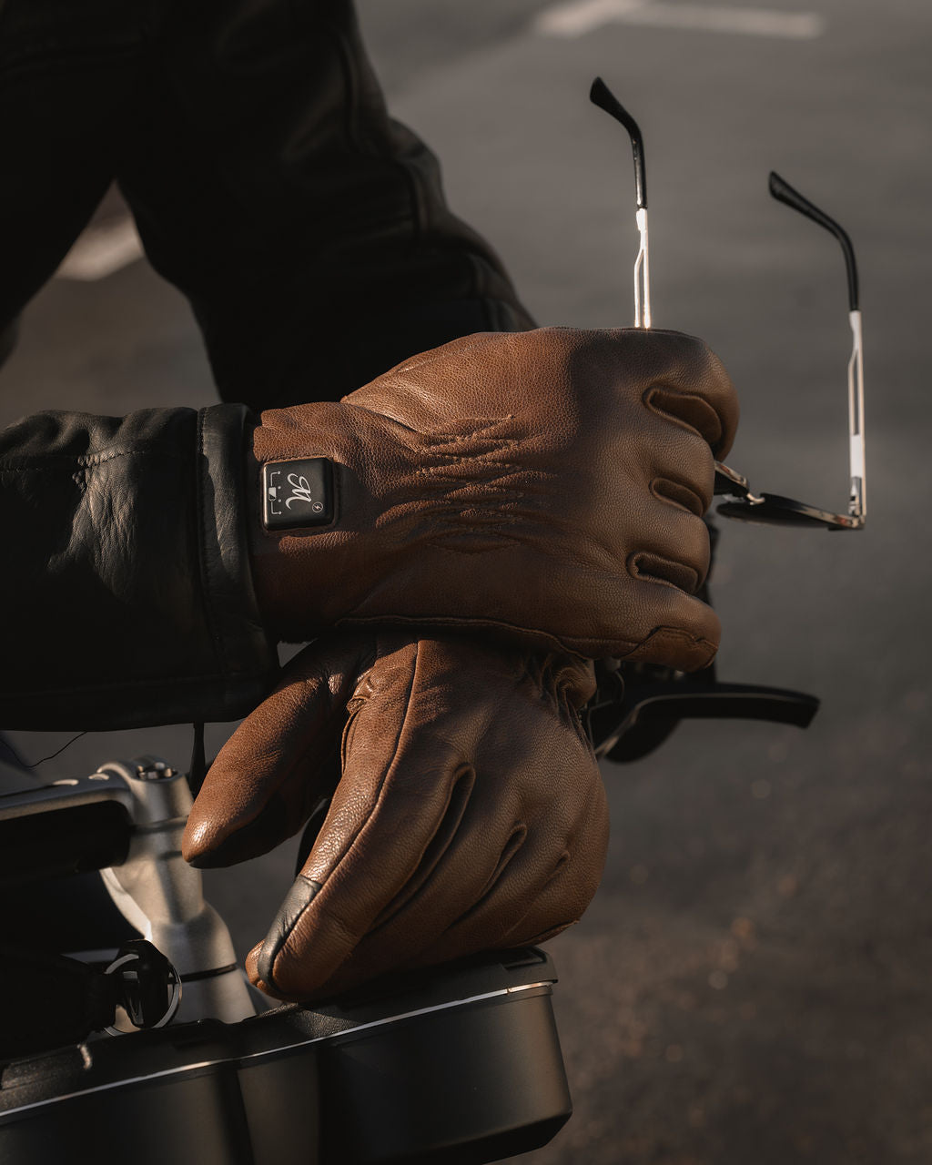 Motone Forno Heated Motorcycle Goatskin Leather Riding Gloves - Brown