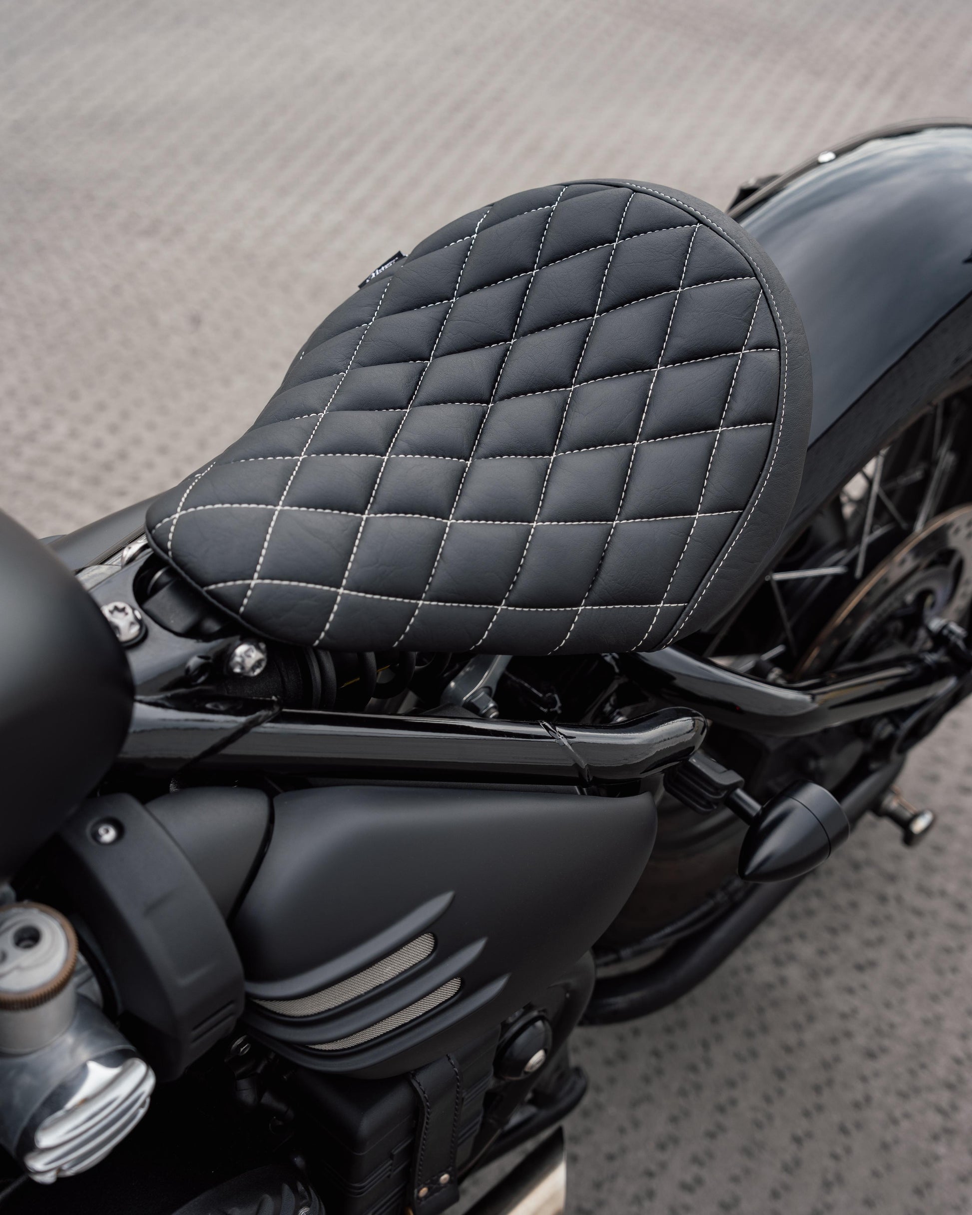 Motone King Cobra Full Diamond Stitch Triumph Bobber Bobber