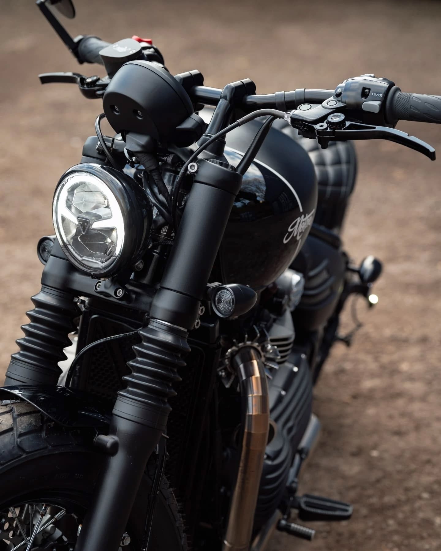 Motone The SPATZ - 47mm Fork Shrouds Covers with Integrated Indicator Mounts - Triumph Bobber / Speedmaster