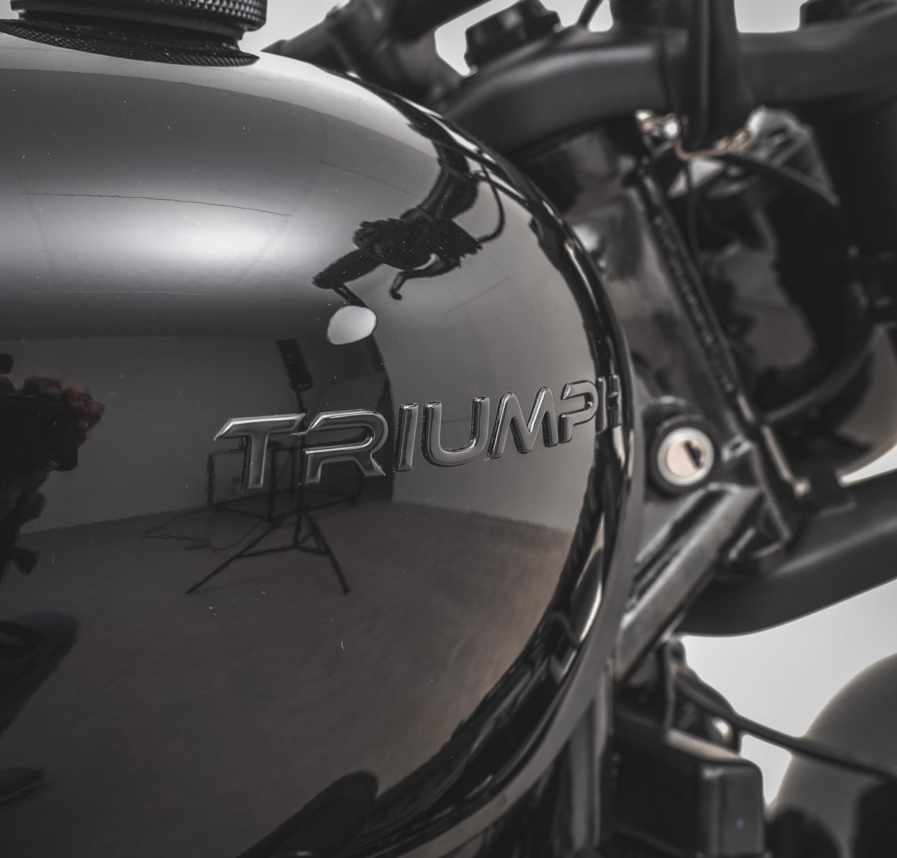 ClassicBike Raisch Triumph Tank Emblem - Black