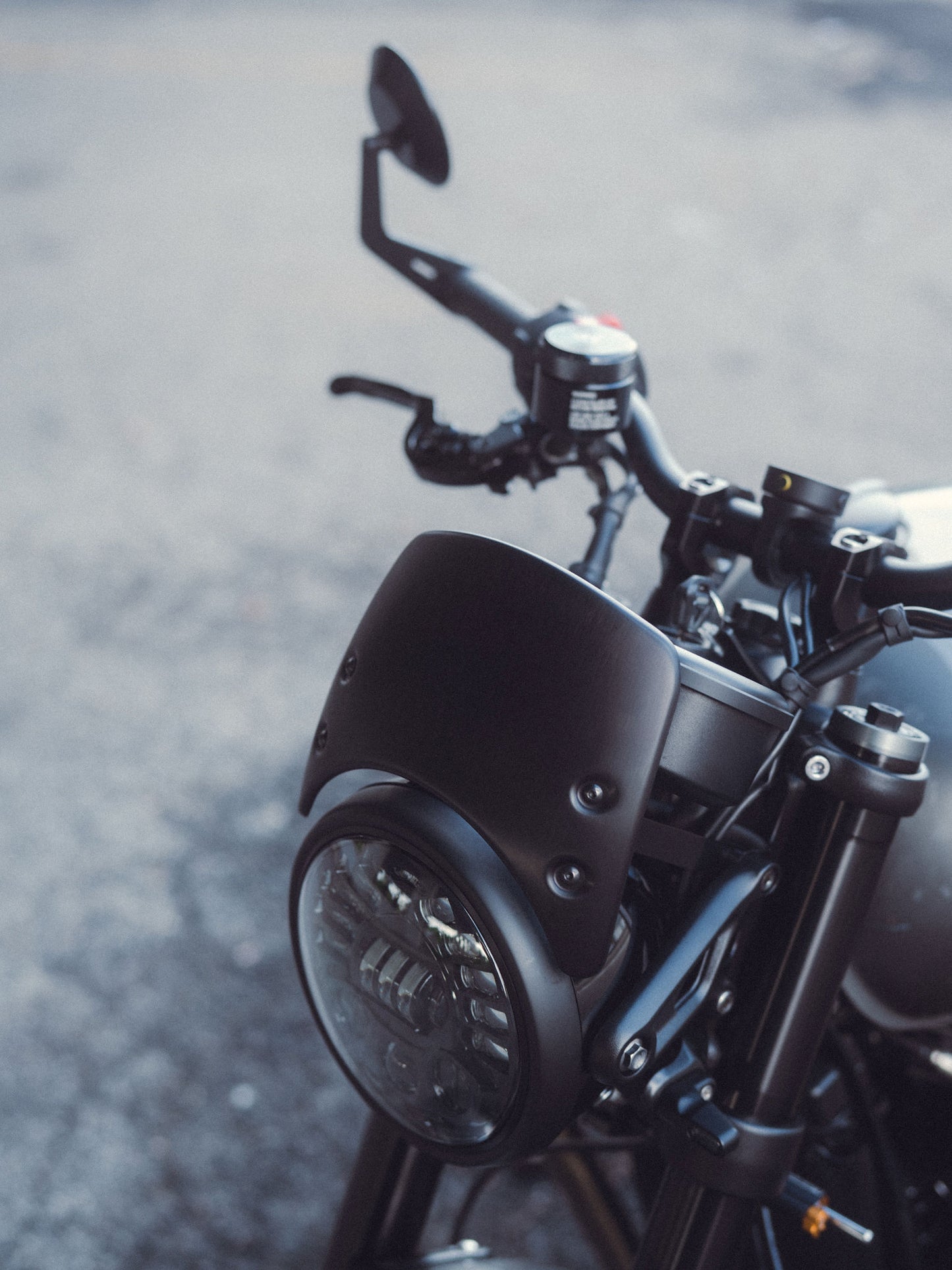 Rizoma Aluminum Low Headlight Fairing w/ Mounting Brackets - Black  - Triumph Thruxton R / RS